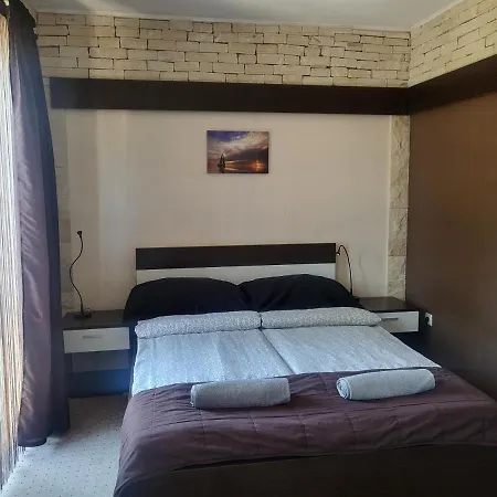 Garden Apartment Vir