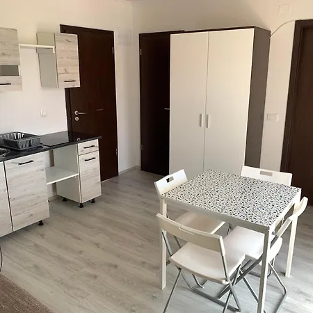 Garden Apartment Vir